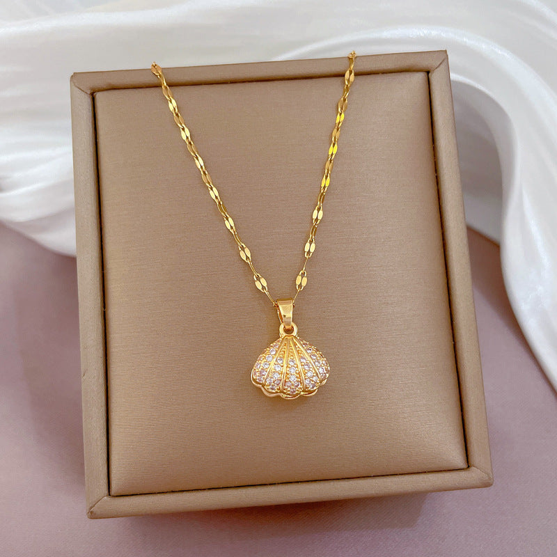 Elegant Shell Pearl Necklace with Rhinestones - Timeless Jewlery for Every Occasion